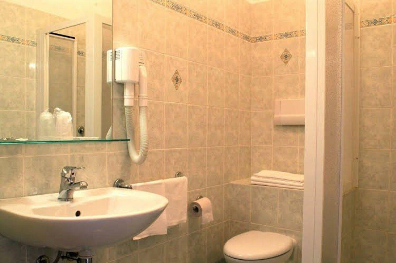 Hotel Astor Limone sul Garda Ngoại thất bức ảnh
